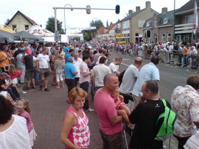 Volksfest am Rand der Strecke